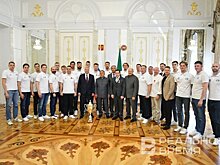 Рустам Минниханов наградил руководство, игроков и персонал спортивного клуба "Синтез"