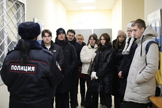 Студенты Дальневосточного государственного университета путей сообщения познакомились с работой транспортной полиции в Хабаровском аэропорту им. Невельского