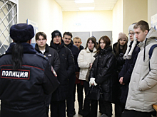 Студенты Дальневосточного государственного университета путей сообщения познакомились с работой транспортной полиции в Хабаровском аэропорту им. Невельского