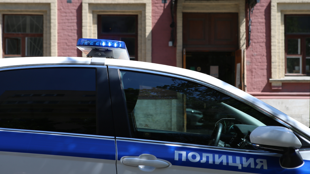Петербургская полиция проводит комплекс мероприятий для установления злоумышленника, повредившего дверь квартиры в Красносельском районе
