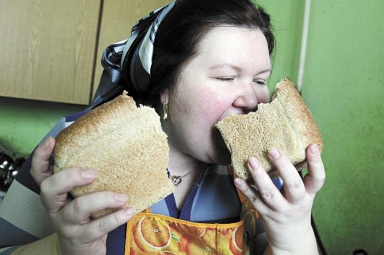 Человек есть много хлеба. Смешной хлеб. Человек ест хлеб. Фотосессия с хлебом. Девушка ест хлеб.