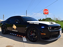 Конфискованный 1080-сильный Dodge Challenger SRT Hellcat Redye уличного гонщика теперь служит полиции