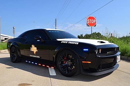 Конфискованный 1080-сильный Dodge Challenger SRT Hellcat Redye уличного гонщика теперь служит полиции
