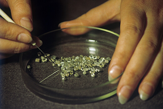 Вопреки санкциям: Россия продает Европе алмазы на сотни миллионов евро