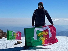 Житель Кубани в честь героев СВО установил на Эльбрусе флаг района