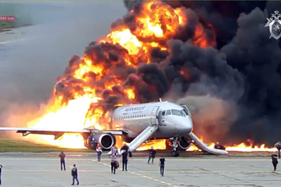 Шереметьево пожар. Крушение SSJ 100 В Шереметьево. Авиакатастрофа SSJ-100 В Шереметьево. Катастрофа Суперджет 100 в Шереметьево. Авиакатастрофа в Шереметьево 2019.