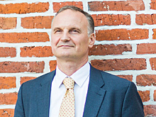 Российского профессора проверят после предложения бить невакцинированных