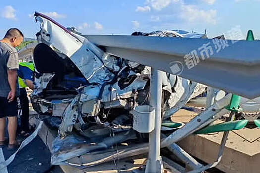 SCMP: в Китае пара решила сыграть свадьбу после того, как чудом выжила в ДТП