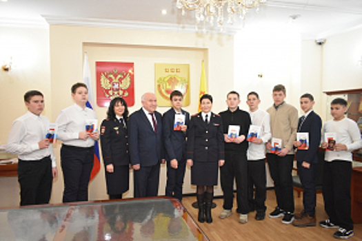 В Чувашии сотрудники полиции вручили первые паспорта юным чебоксарцам