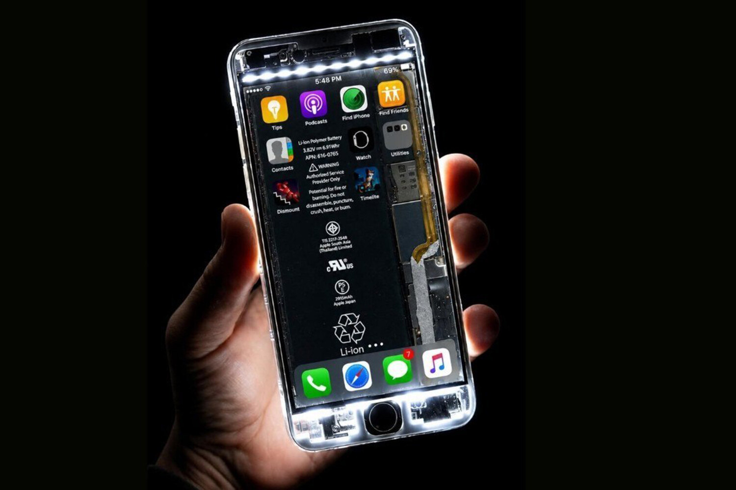 Блогер показал прозрачный iPhone, в котором видны все внутренности