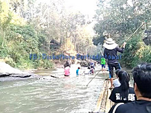Игривый слон раскидал сплавлявшихся по реке туристов