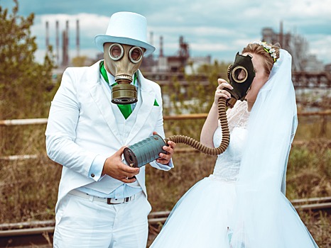 Производственный брак: челябинская пара устроила свадебную фотосессию в противогазах