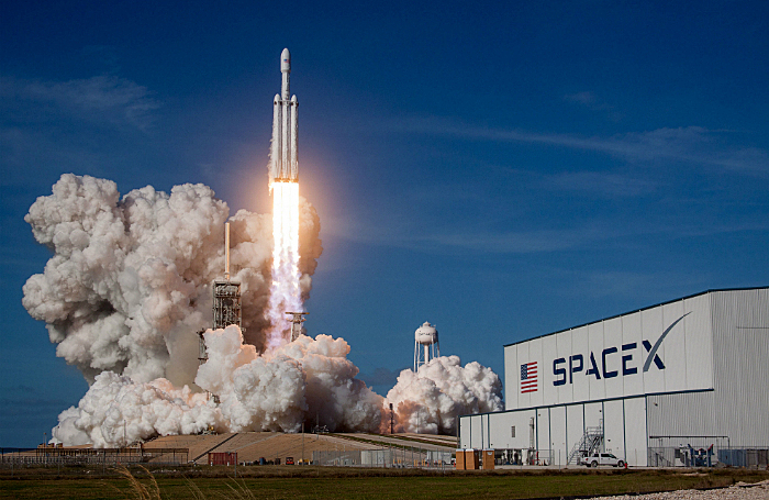 Боуи все же добрался до космоса: запуск Falcon Heavy прошел успешно