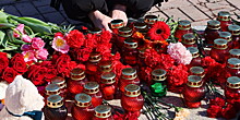Жители Баку и Кишинева принесли цветы к диппредставительствам России