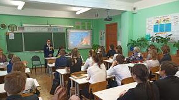 АО «Ростерминалуголь» организовало урок патриотического воспитания в кингисеппской школе