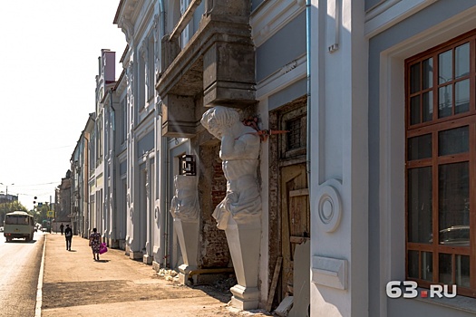 Расправили плечи: на фасад усадьбы Шихобалова на улице Венцека вернули скульптуры атлантов