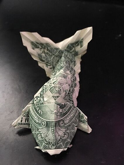 Было настолько скучно, что кто-то сложил из банкнот оригами в виде японской рыбки.
