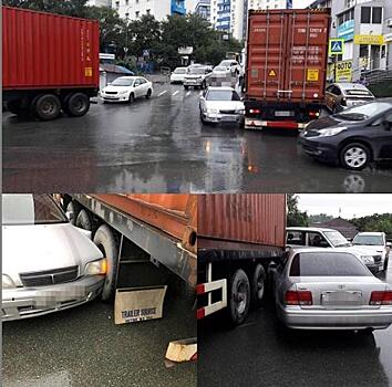 Во Владивостоке девушка на Camry влетела в большегруз