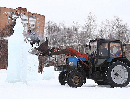Пилой и трактором: как в Ижевске разбирают ледовый городок на Центральной площади