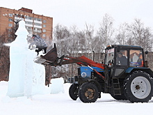 Пилой и трактором: как в Ижевске разбирают ледовый городок на Центральной площади