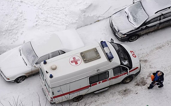 Подросток разбился во время катания на привязанном к машине снегокате