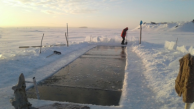 «В –30 будем работать»: моржи сделали в Обском море постоянную прорубь