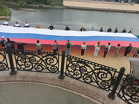 В Кургане развернут самый большой флаг России