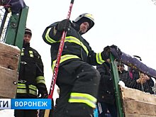 Воронежские пожарные показали зрелищный хоккей в полной боевой амуниции