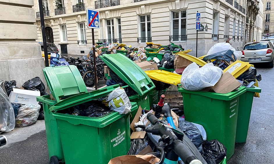 Мусор на улицах Парижа, скопившийся из-за забастовки мусорщиков против повышения пенсионного возраста, 14 марта 2023