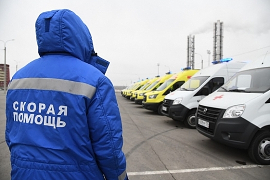На юге Волгограда в ДТП перевернулась машина скорой помощи