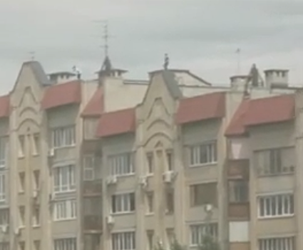 Подростки бегают по крыше высотки в центре Саратова