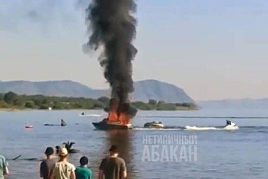 На Красноярском водохранилище сгорел прогулочный катер