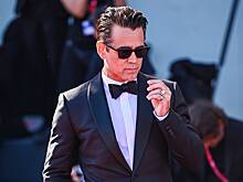 Папарацци сняли звезду «Джентльменов» топлес