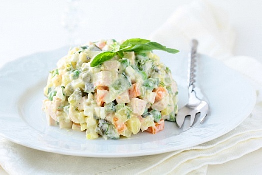 Салат с картофелем и зеленым горошком