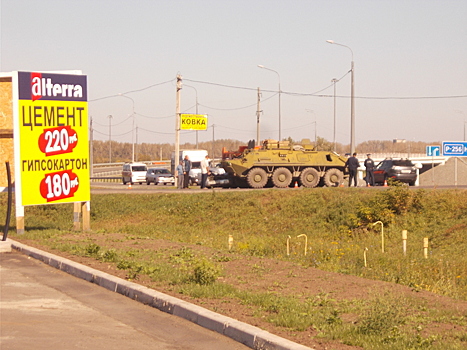 БТР протаранил иномарку в Бийске