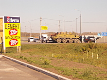 БТР протаранил иномарку в Бийске