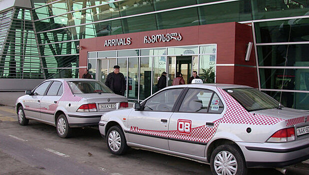 В грузинских аэропортах появились стикеры «Россия-оккупант»
