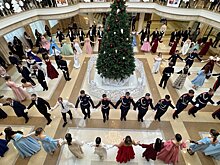 150 школьников приняли участие в новогоднем бале в драмтеатре