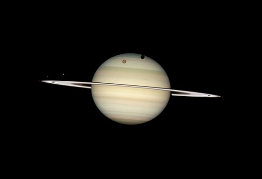 Cassini начал изучение пространства между Сатурном и его кольцами