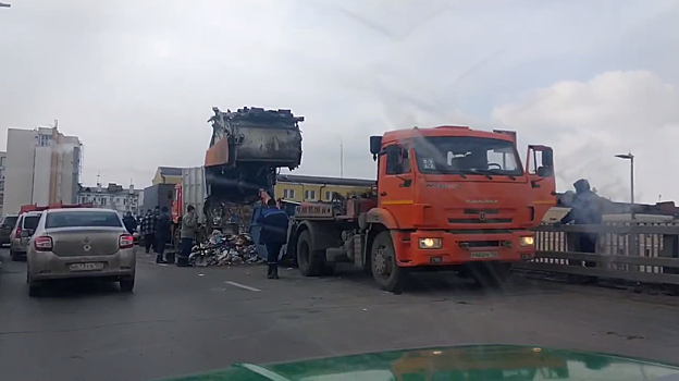Часть метромоста перекрыли в Нижнем Новгороде из-за сломавшегося мусоровоза