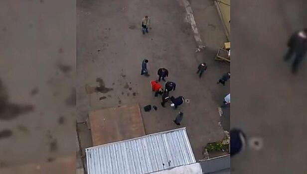 Мигранты устроили стычку с полицейским на рынке в Казани