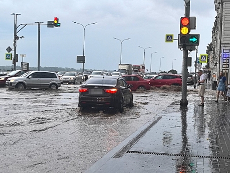 Ливни повысили аварийность на тюменских дорогах: пробки из автобусов и смертельные ДТП