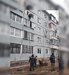 Амурские спасатели сняли мужчину с козырька балкона
