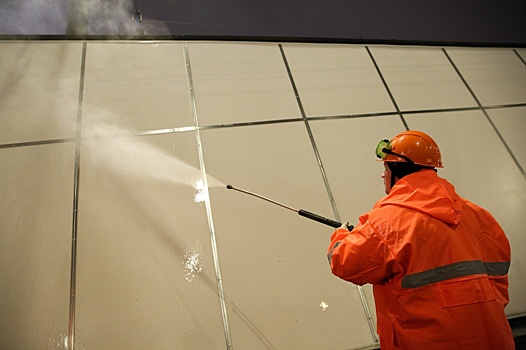 Коммунальщики Новогиреева применяют новые технологии по очистке зданий от вандальных надписей