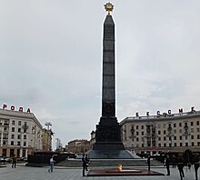 Максим Егоров возложил цветы к монументу Победы в Минске