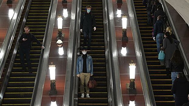 Эксперты объяснили, почему поручень движется быстрее эскалатора в метро