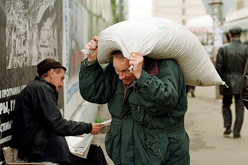 Житель Москвы с мешком муки в центре города, сентябрь 1998.