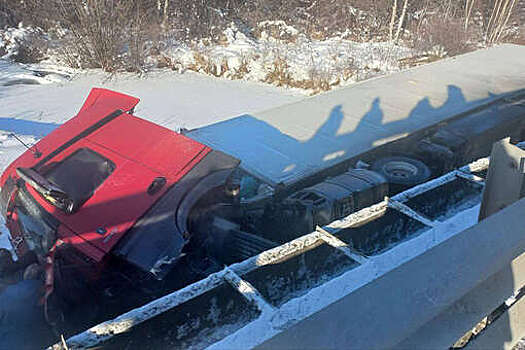 В Бурятии многотонная фура упала с моста