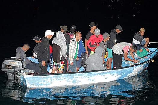 Более 300 мигрантов высадились на итальянском острове Лампедуза