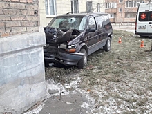 В Омске будут судить омича, который пьяным на люксовом минивэне врезался в жилую девятиэтажку